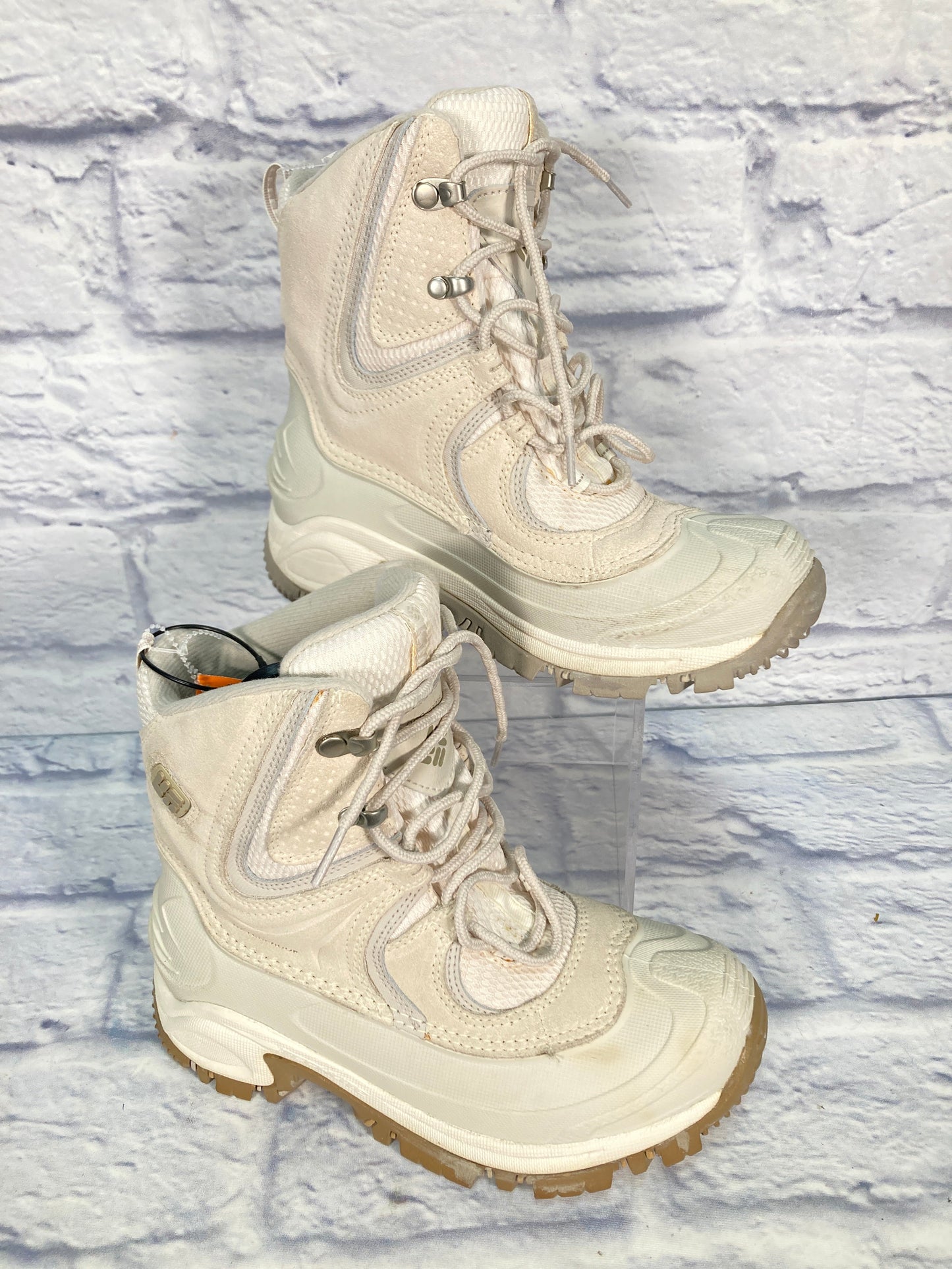 Boots Snow By Columbia  Size: 6