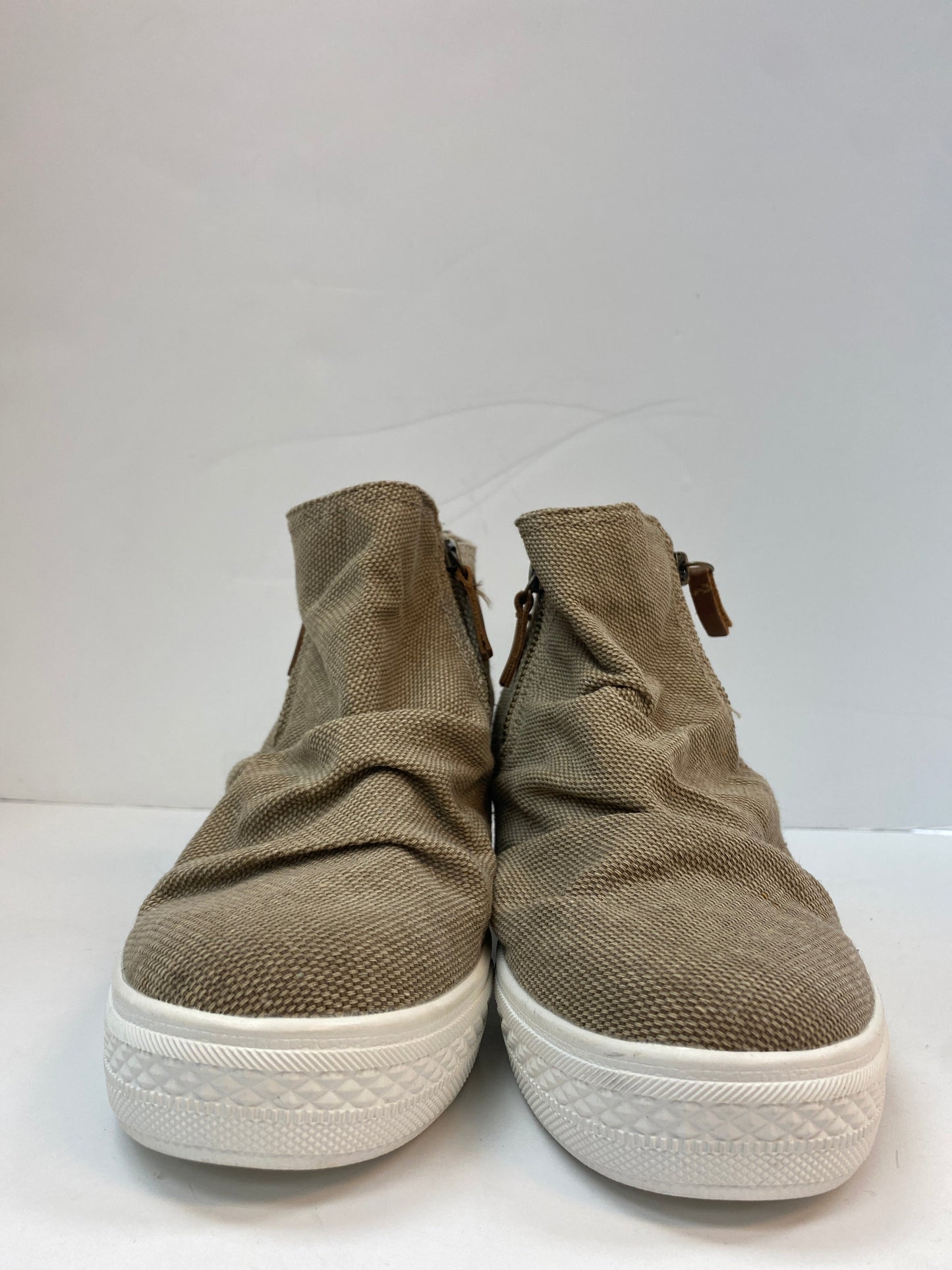 Shoes Sneakers By Clothes Mentor  Size: 9.5