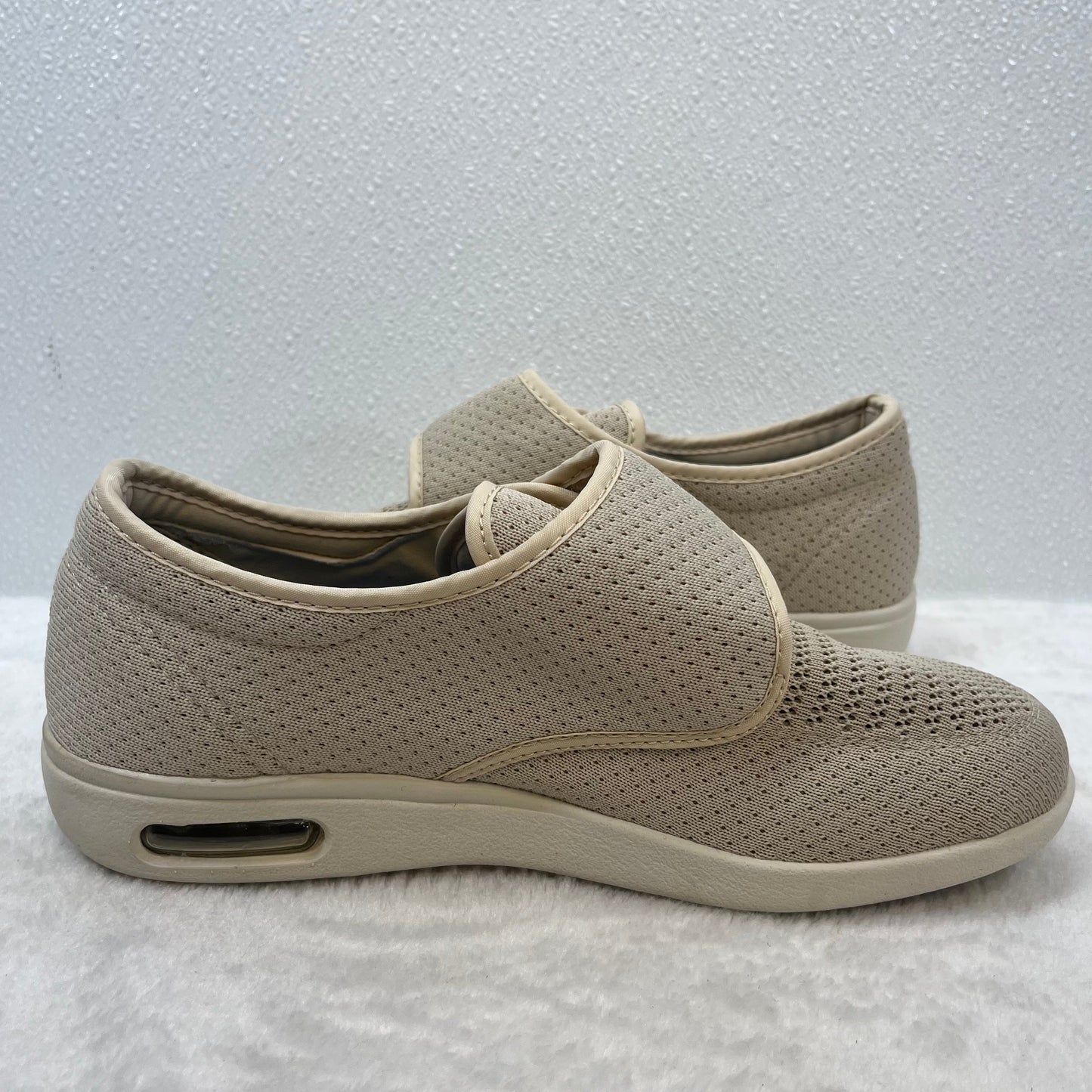 Shoes Sneakers By Clothes Mentor  Size: 9