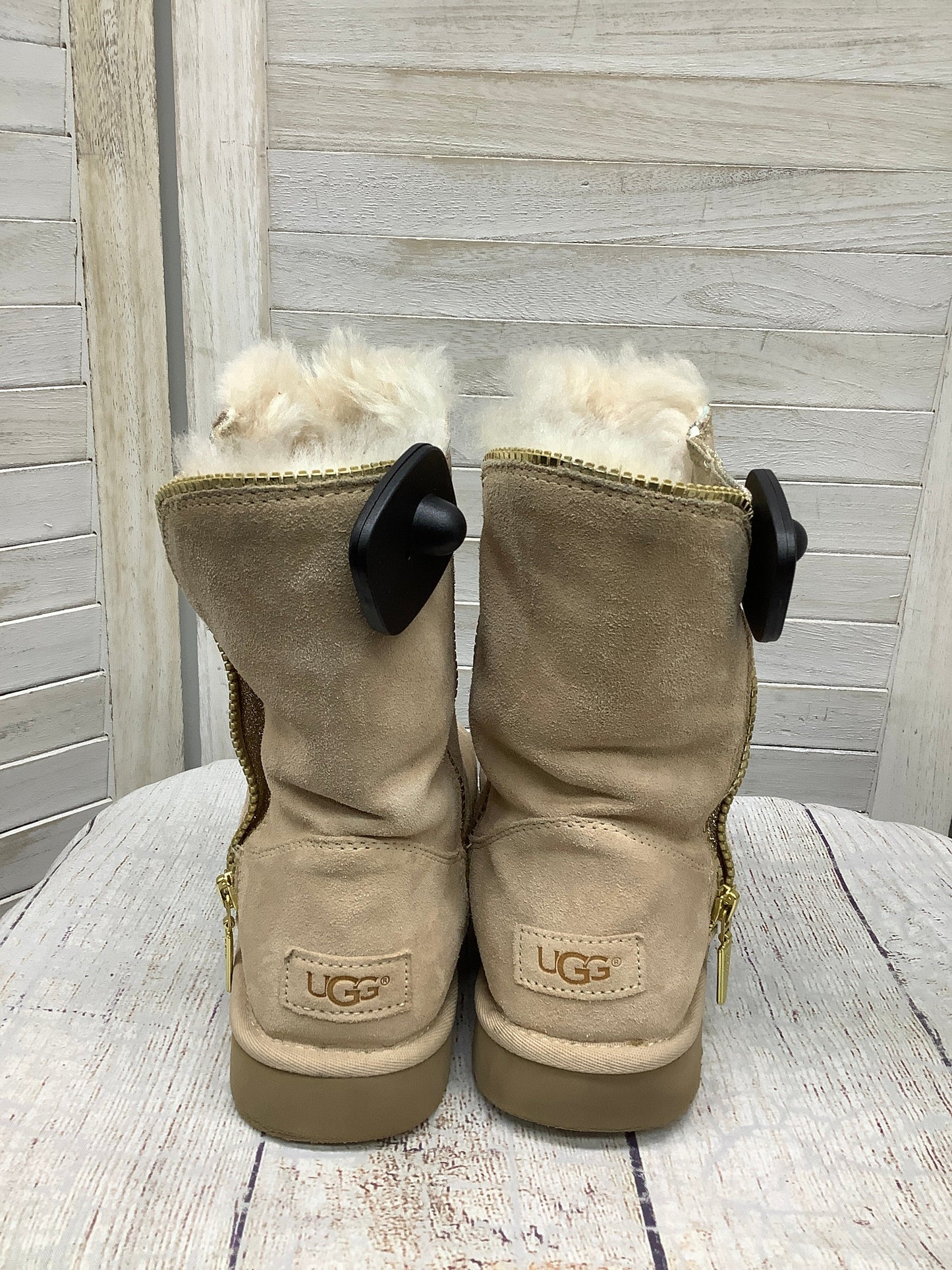 Boots Ankle Flats By Ugg  Size: 7