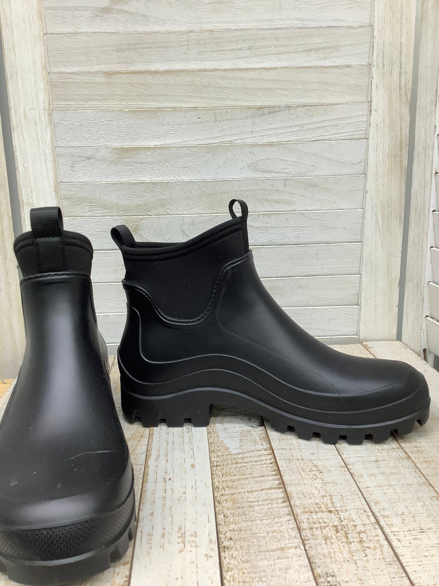 Boots Rain By Universal Thread  Size: 8