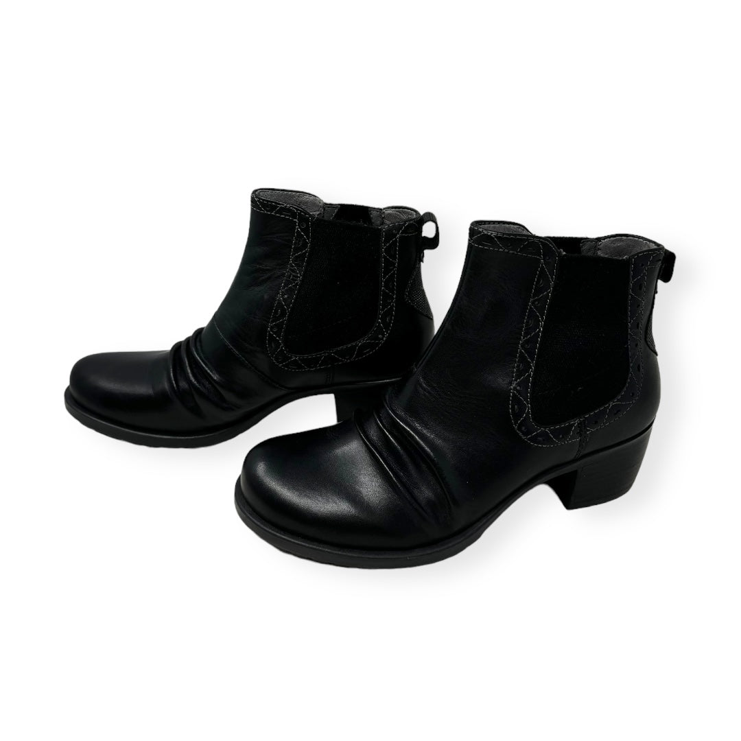 Boots Ankle Heels By Earth  Size: 8