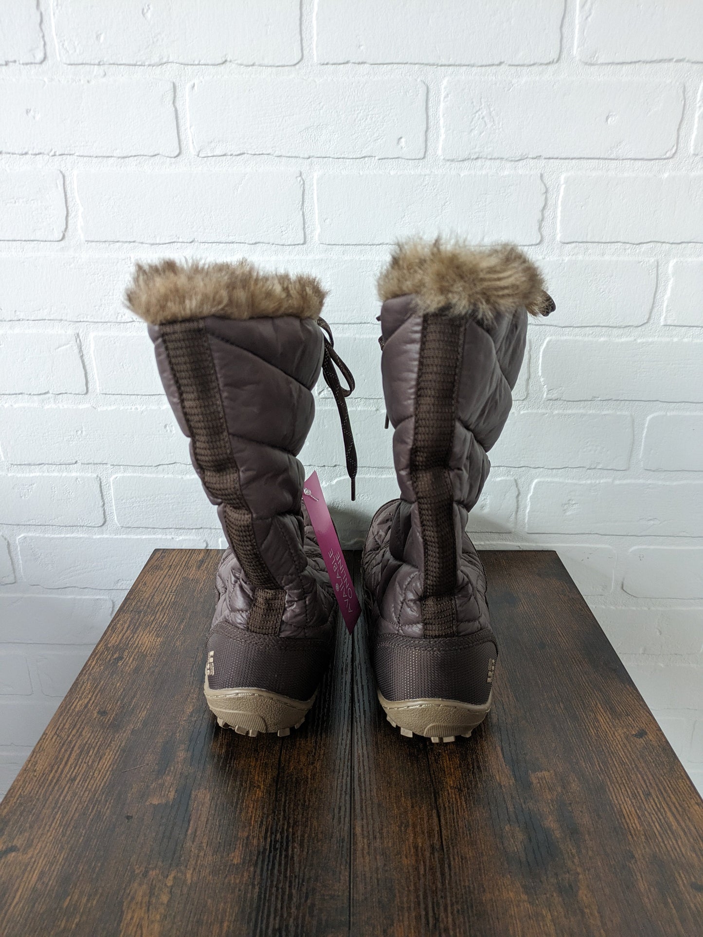 Boots Snow By Columbia  Size: 10