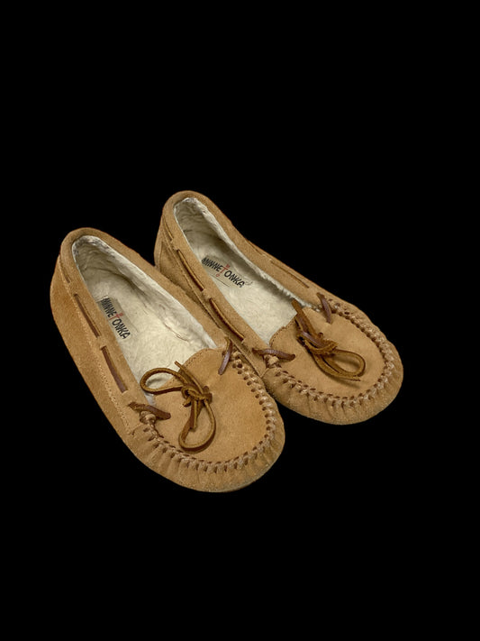 Shoes Flats Moccasin By Minnetonka  Size: 8