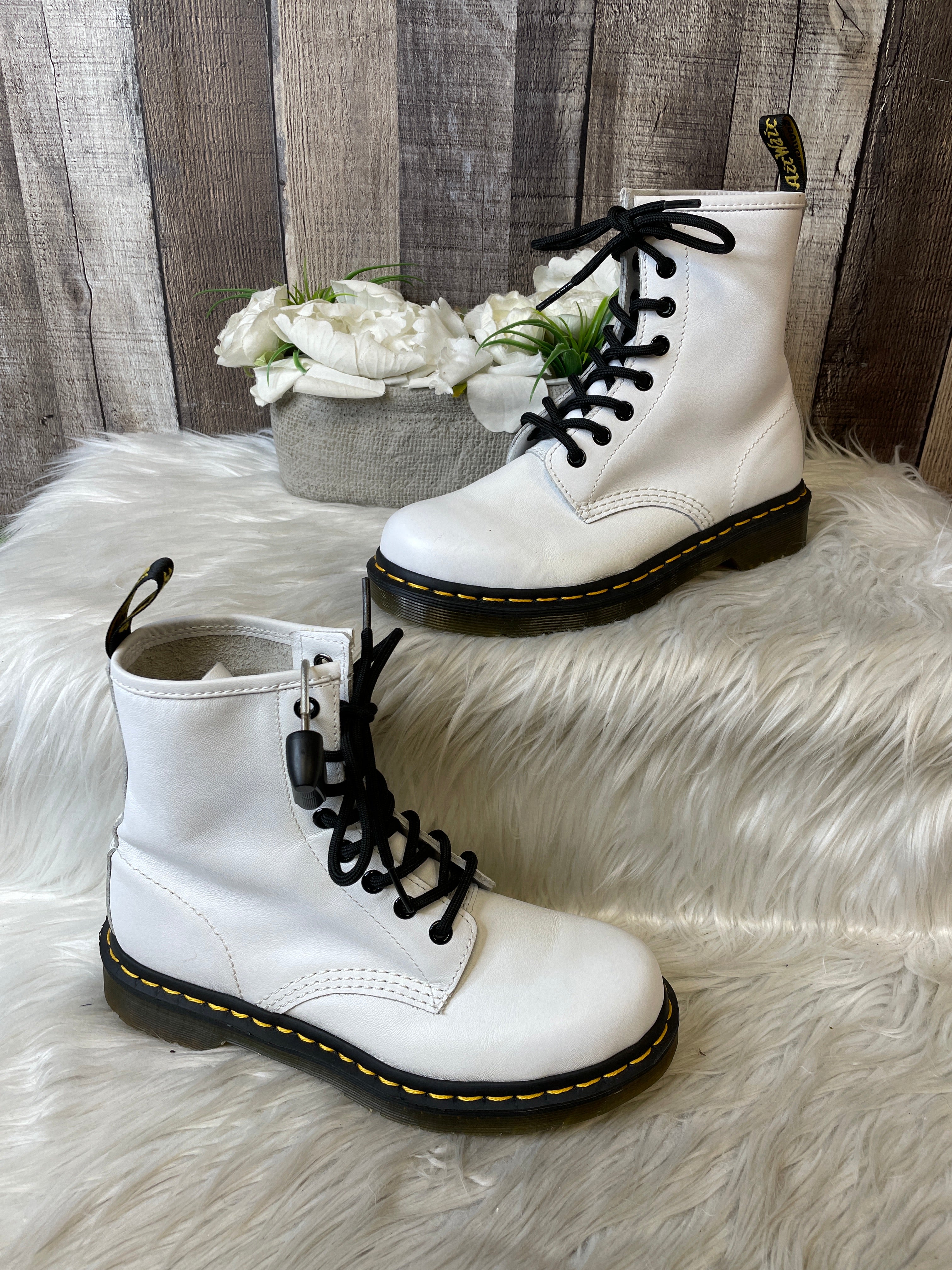 White doc hot sale martens size 7