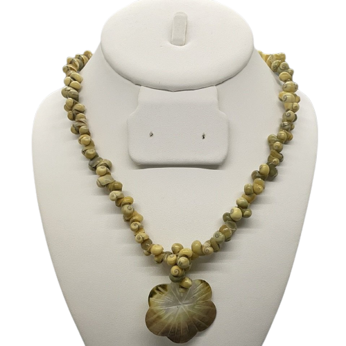 Shell Necklace with Flower Pendant by Clothes Mentor
