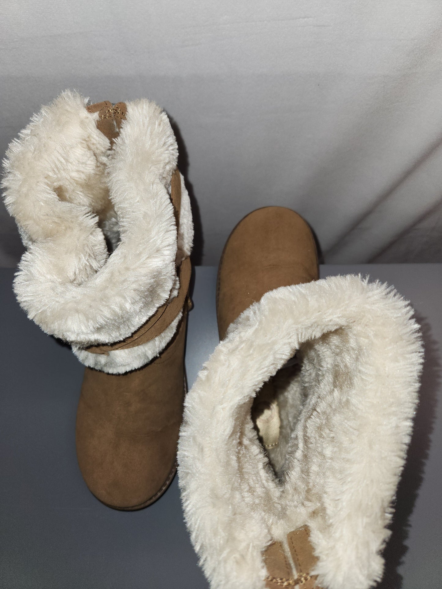 Boots Snow By Guess  Size: 7